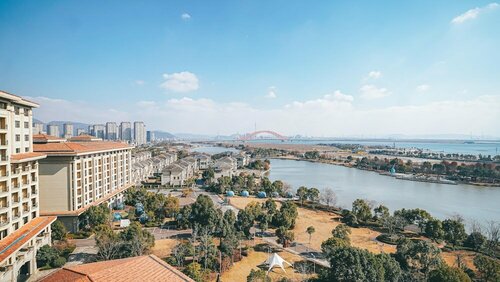 Внешний вид отеля Doubletree by Hilton Hotel Ningbo - Chunxiao в Нинбо, фото 3