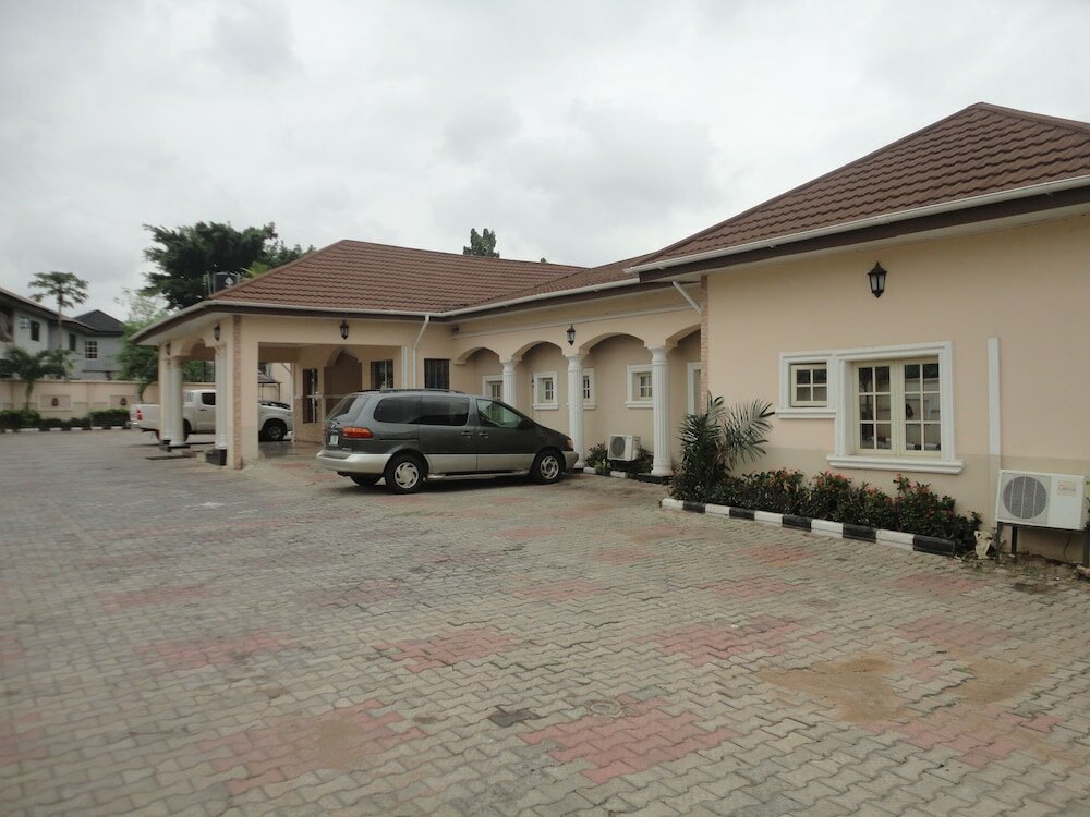 Фото Sdm Tavern and Suites