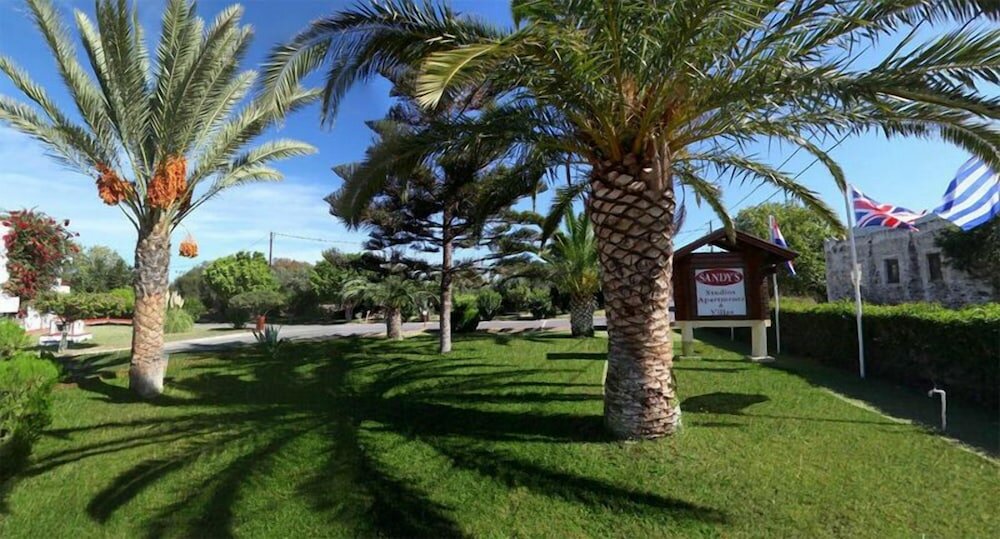 Фото Sandy's Studios Apartments & Log Villas