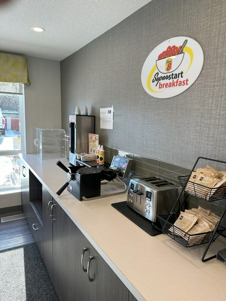 Фото Super 8 by Wyndham Lethbridge