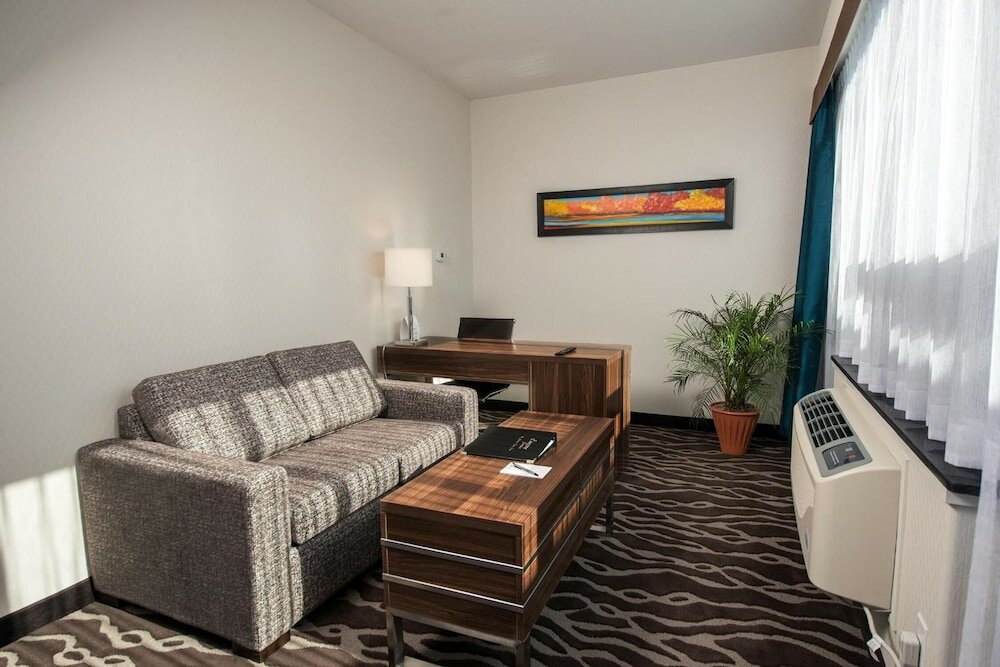 Фото Encore Suites by Service Plus Inns