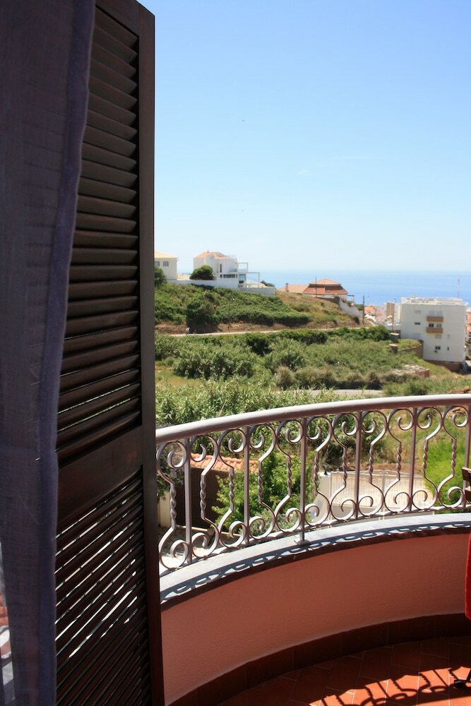 Фото Ericeira Chill Hill Hostel & Private Rooms - Peach Garden