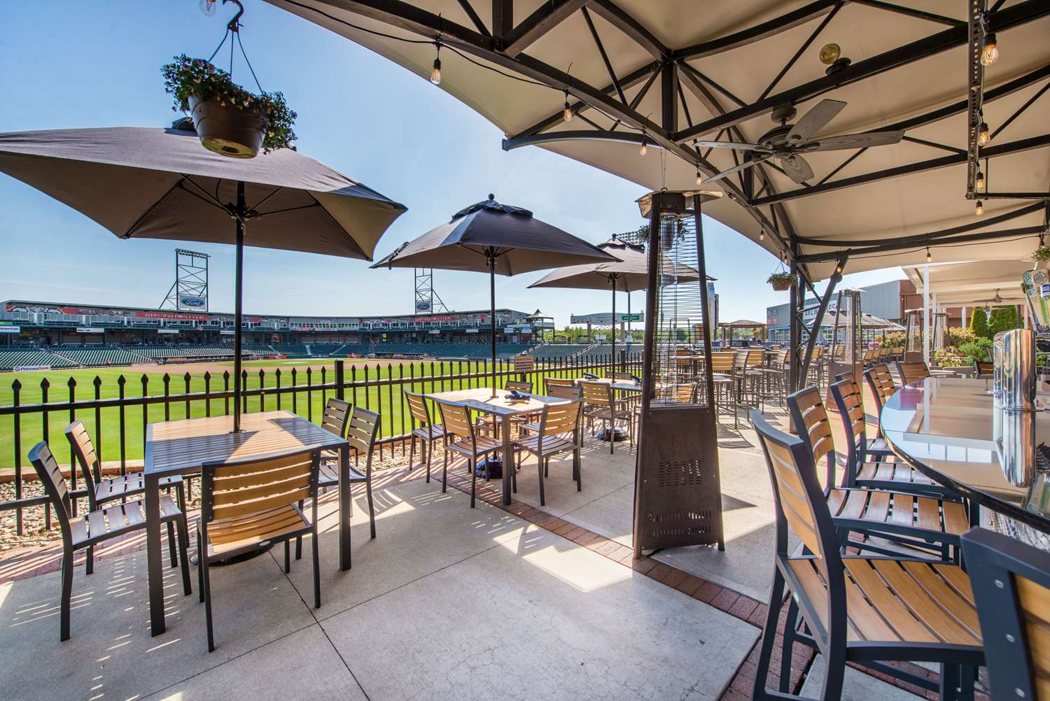 Фото Hilton Garden Inn Manchester Downtown