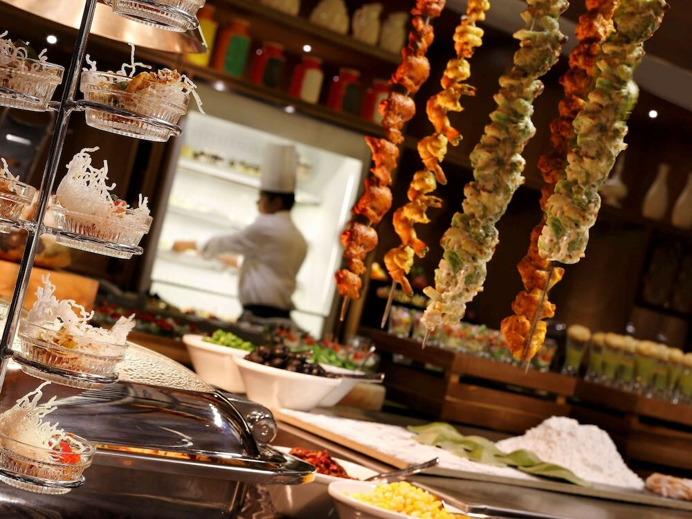 Фото Novotel Chennai Chamiers Road Hotel