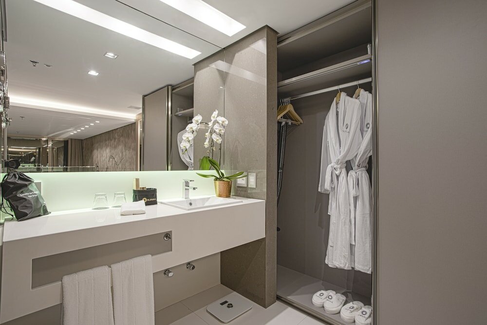 Фото Suryaa Hotel Pinhais, Curio Collection by Hilton