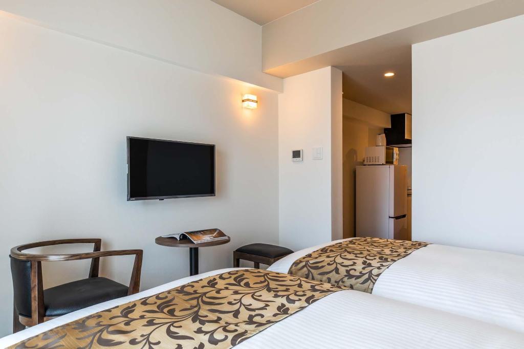 Фото Mr. Kinjo in front of Manza Beach