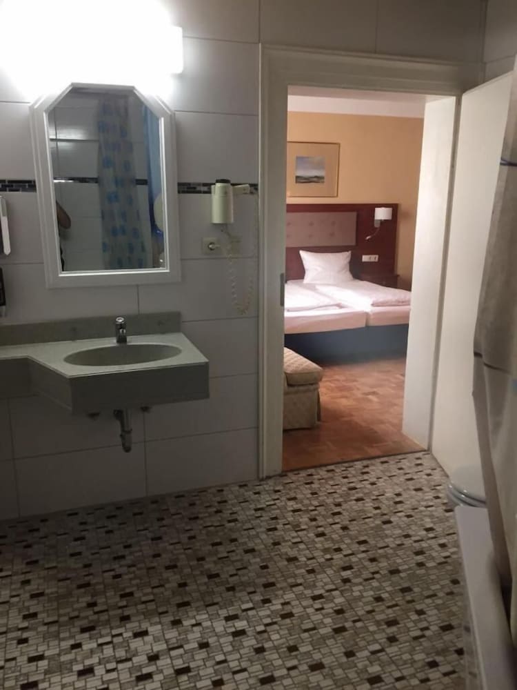 Фото Hotel Starkenburger Hof