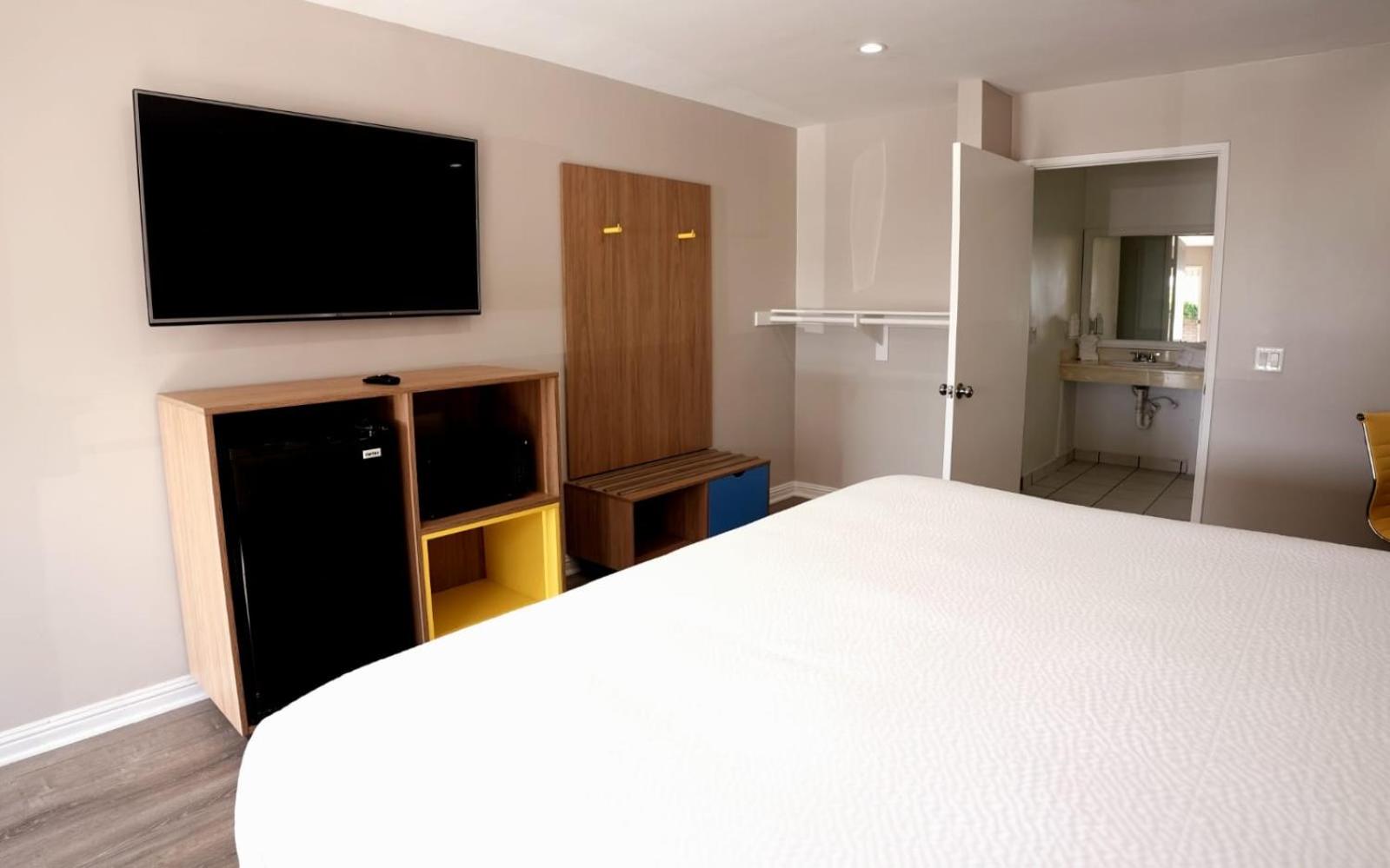 Фото Days Inn by Wyndham Hemet