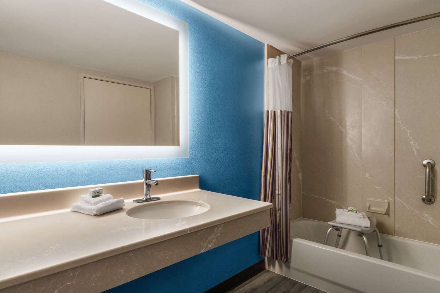 Фото La Quinta Inn & Suites by Wyndham Madison American Center