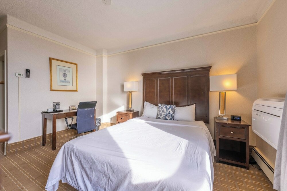 Фото Prince Arthur Waterfront Hotel & Suites