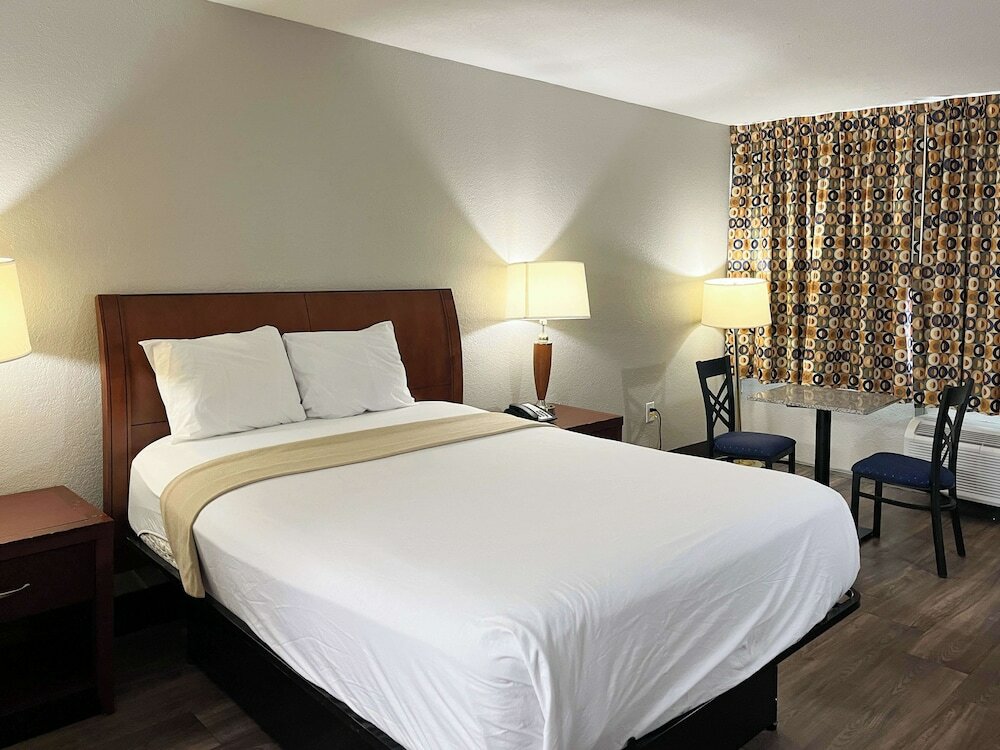 Фото Days Inn by Wyndham Raleigh Downtown South