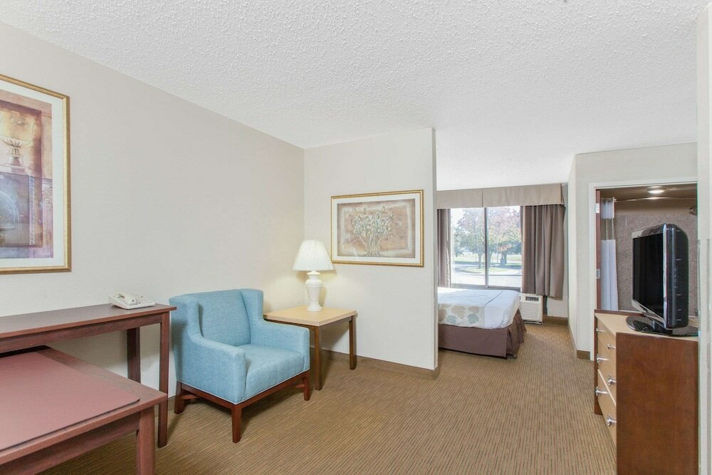 Фото Hawthorn Suites by Wyndham Midwest City Tinker Afb