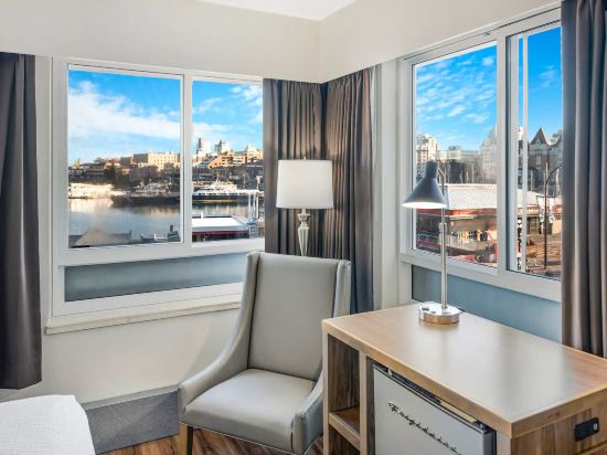 Фото Days Inn by Wyndham Victoria On The Harbour