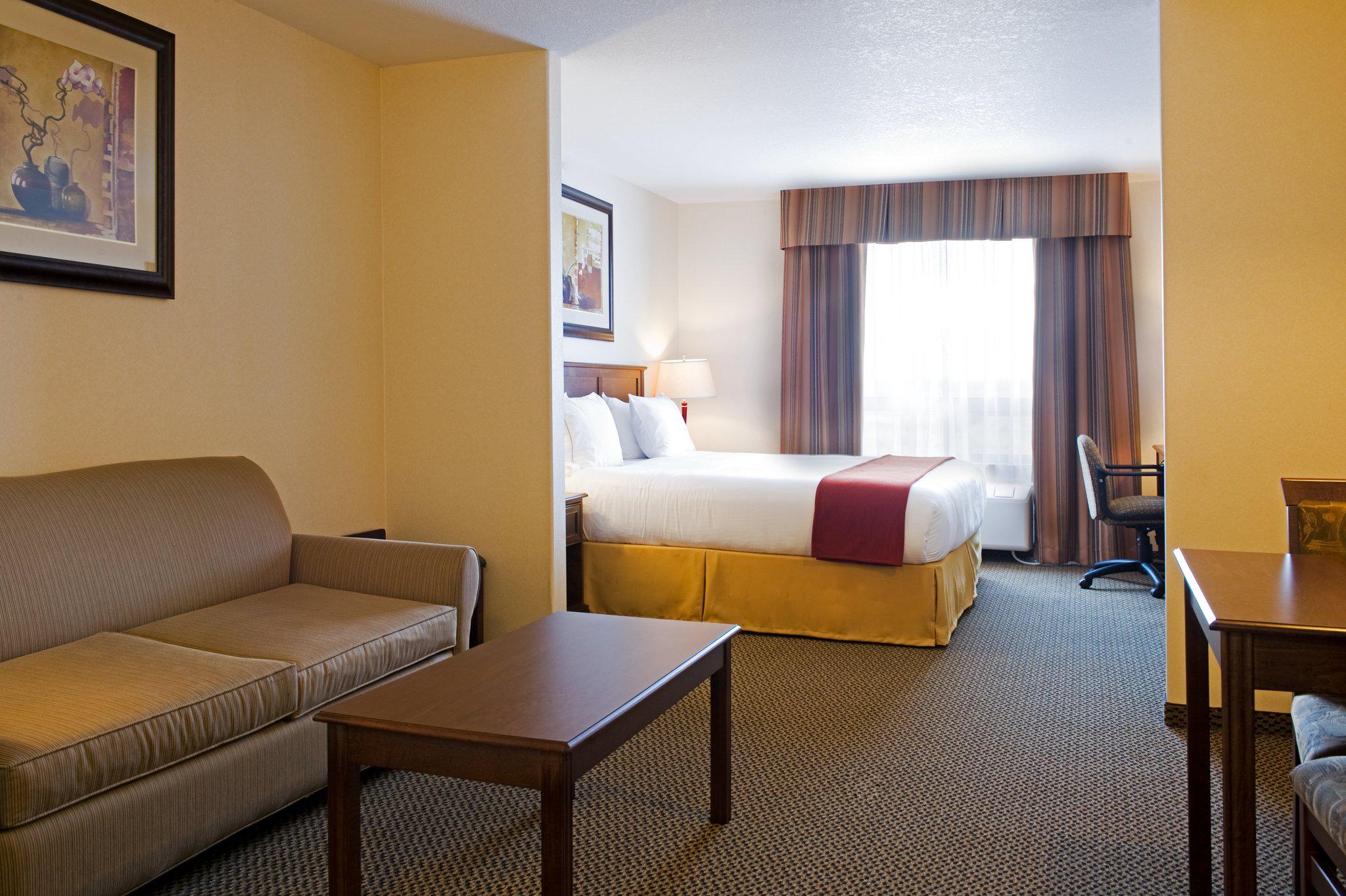Фото Holiday Inn Express & Suites Drayton Valley