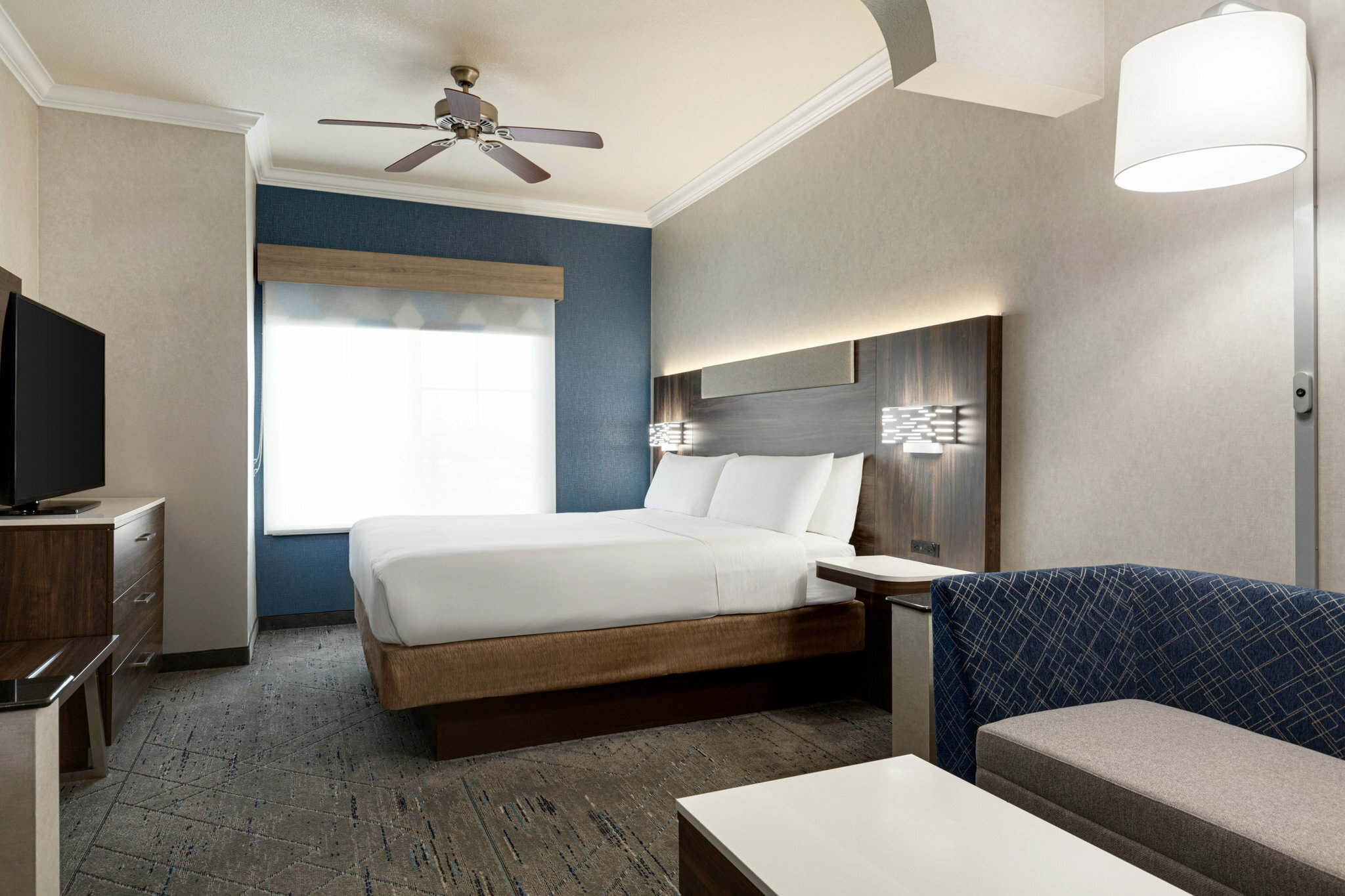 Фото Holiday Inn Express and Suites Bakersfield Central, an Ihg Hotel