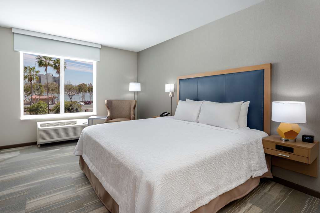 Фото Hampton Inn & Suites San Diego Airport Liberty Station