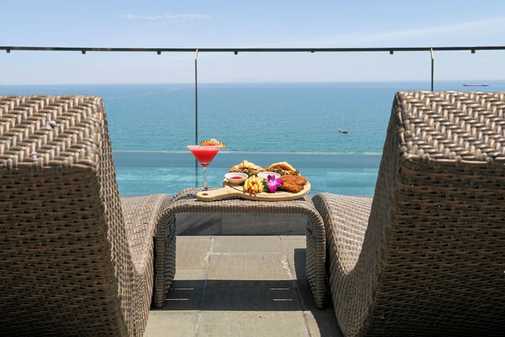 Фото Mangata Beachfront Hotel