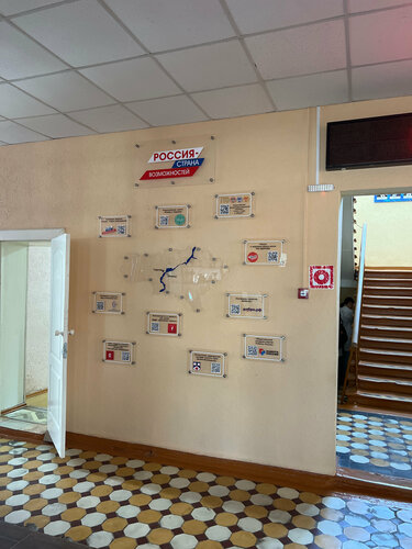 Әдемі саусақтары мен есек жалап отырып