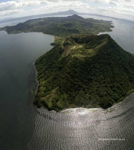 Volcano Taal Volcano 311 meters, Province of Batangas, photo