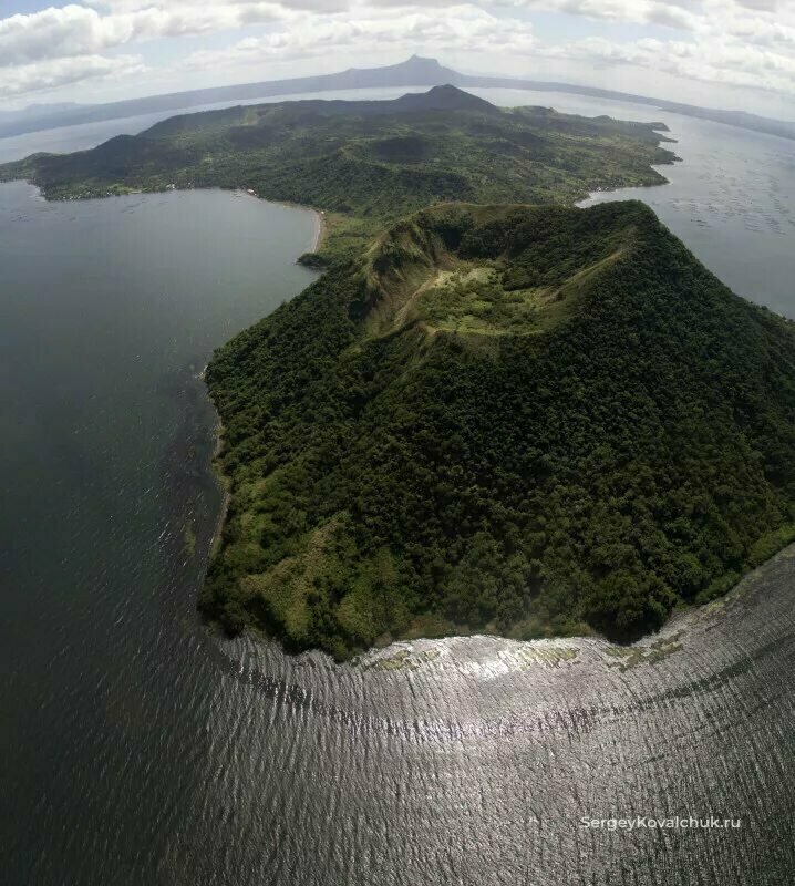 Volcano Taal Volcano 311 meters, Province of Batangas, photo