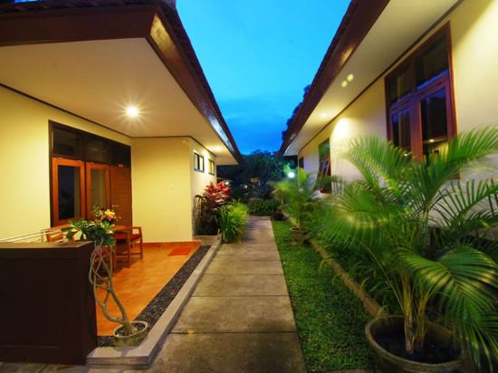 Фото Yulia Beach Inn Kuta