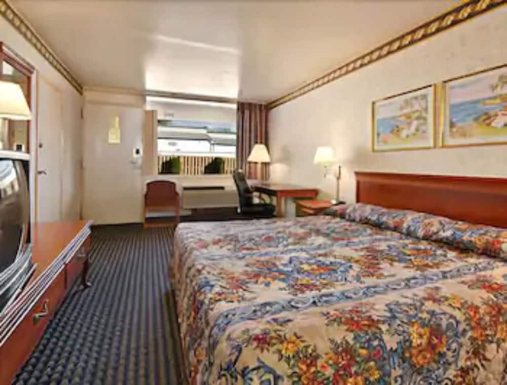 Фото Ramada by Wyndham Baltimore West