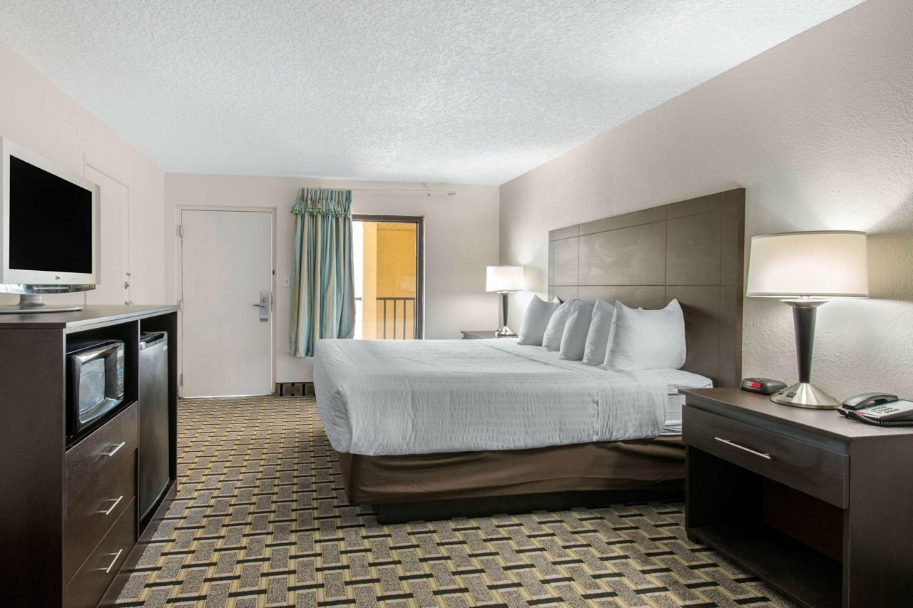Фото Clarion Inn & Suites Kissimmee-Lake Buena Vista South