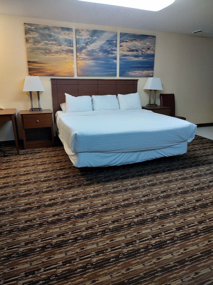 Фото Days Inn & Suites by Wyndham Fargo 19th Ave/Airport Dome