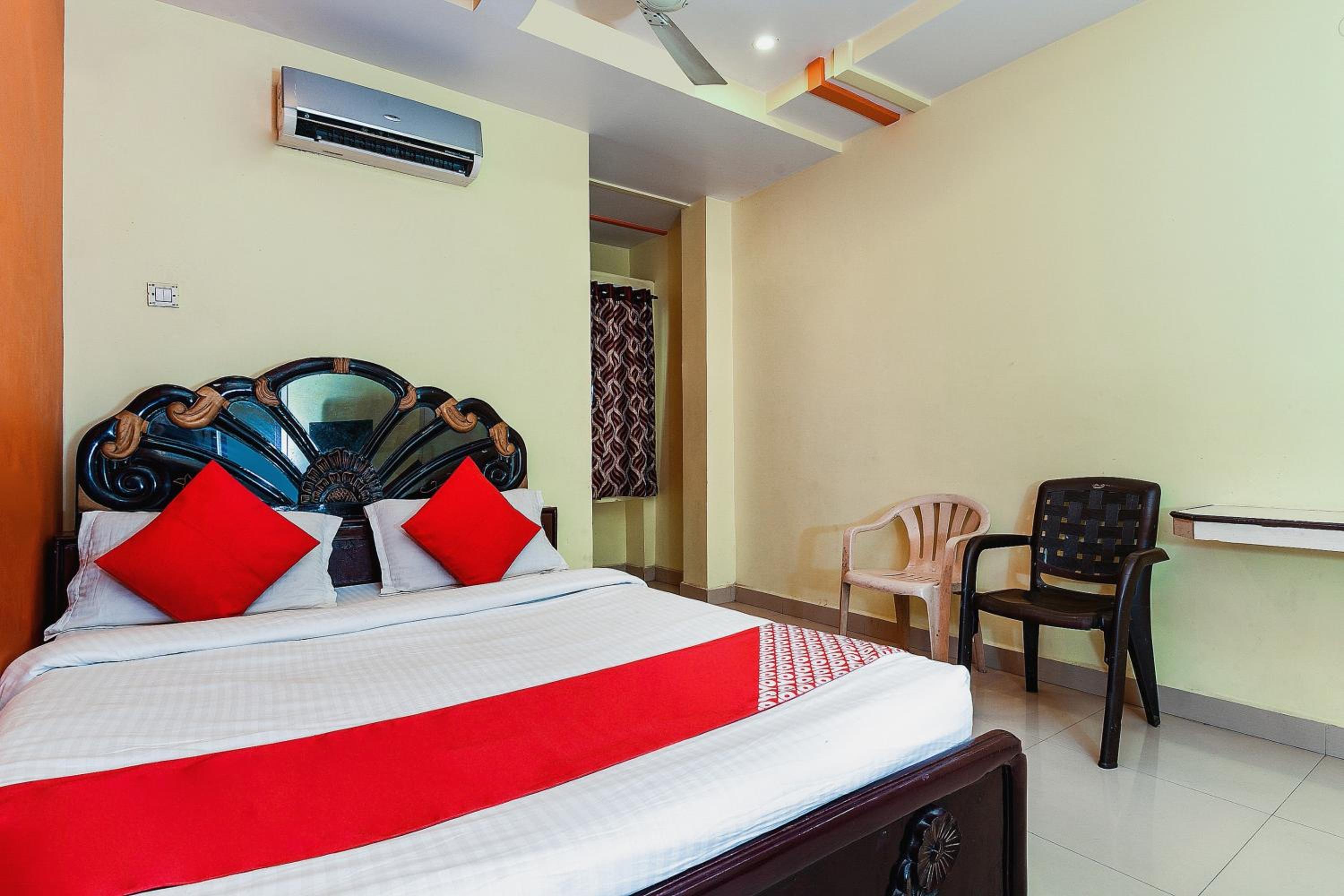 Фото Oyo 13425 Sindhura Guest House