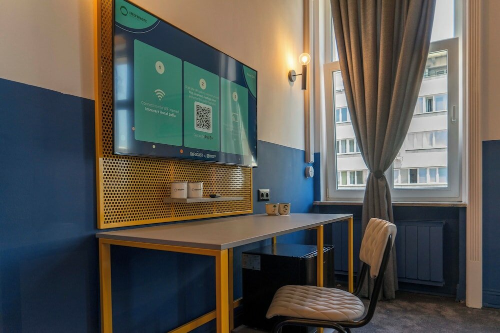 Фото Introvert Maria Luisa