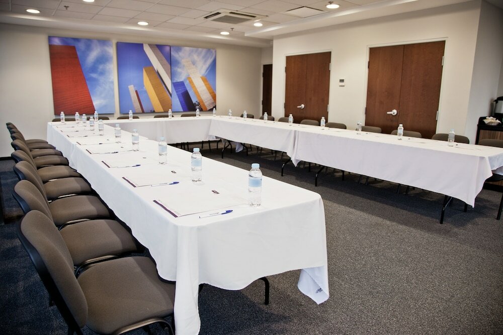 Фото City Express Plus Satelite