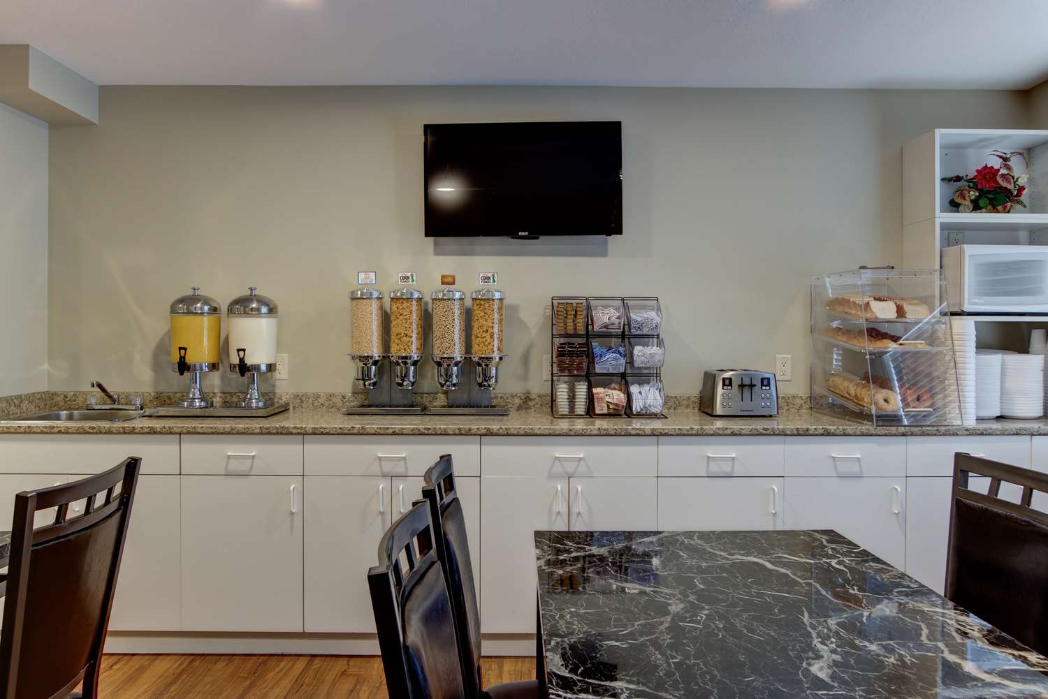 Фото Knights Inn Kamloops