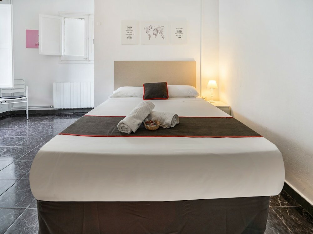 Фото Hostal El Patio de la Luna by Vivere Stays