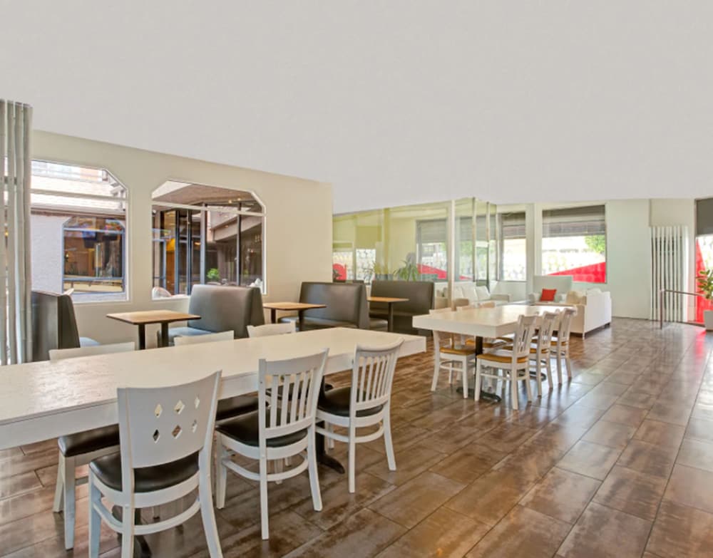 Фото The Live Hotel