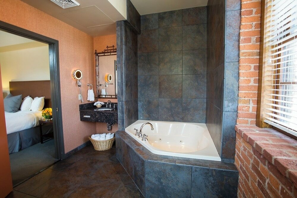 Фото Cork Factory Hotel