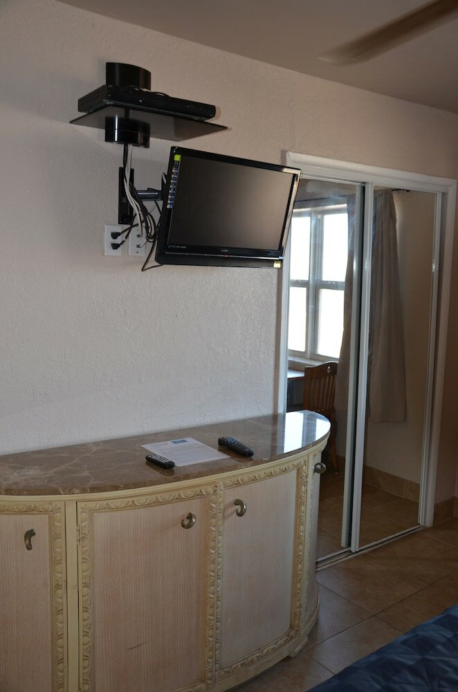 Фото Hollywood Beach Resort- Beautiful Large Studio