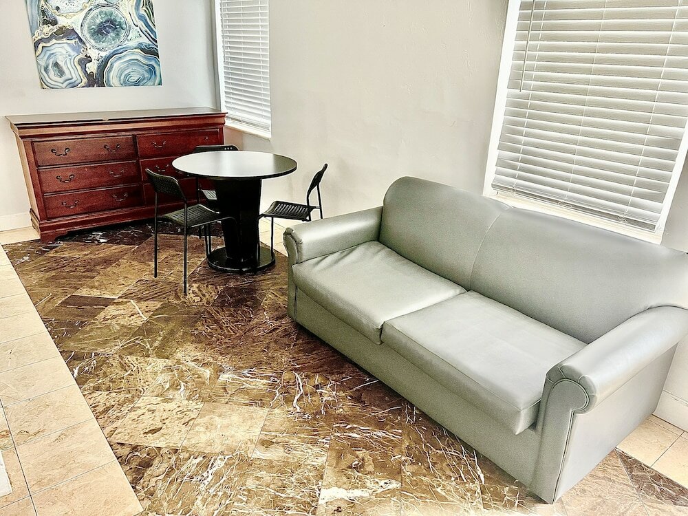 Фото Hollywood Beach Swan