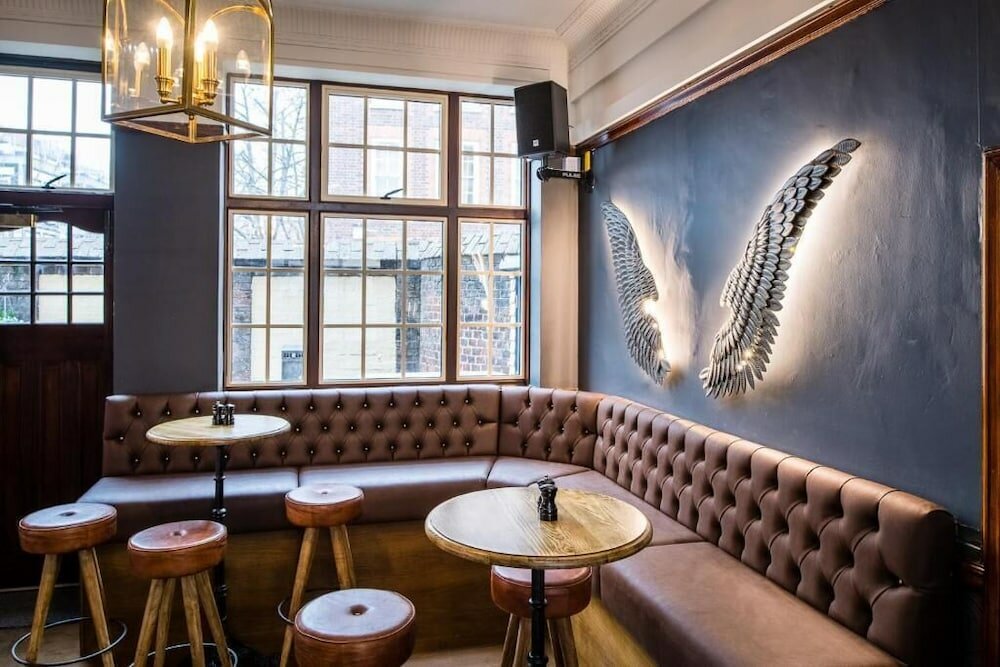 Фото Three Falcons Hotel