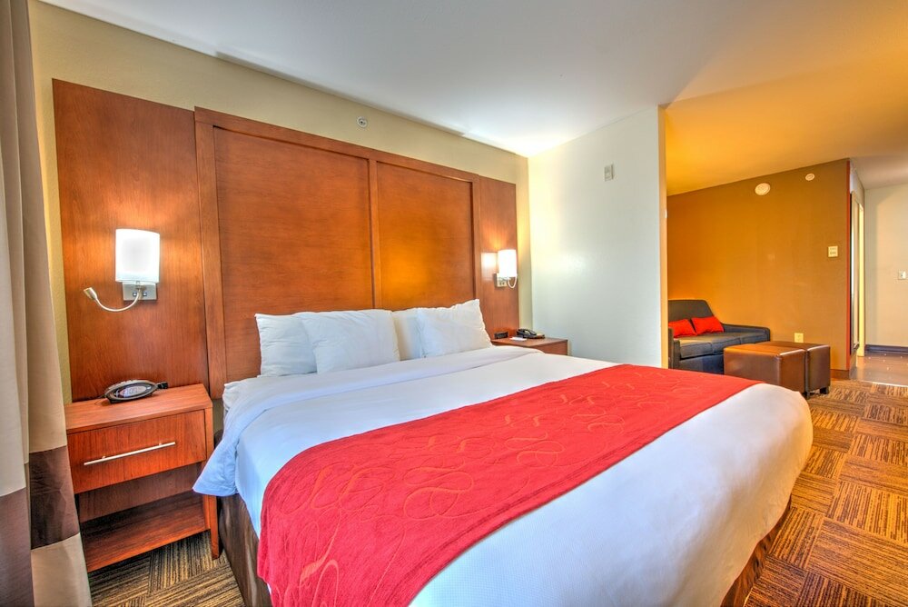 Фото Comfort Suites Urbana Champaign, University Area