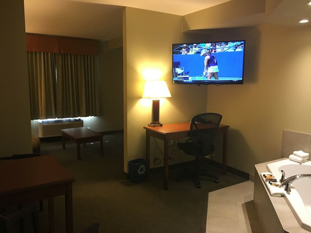 Фото Best Western Plus Service Inn & Suites