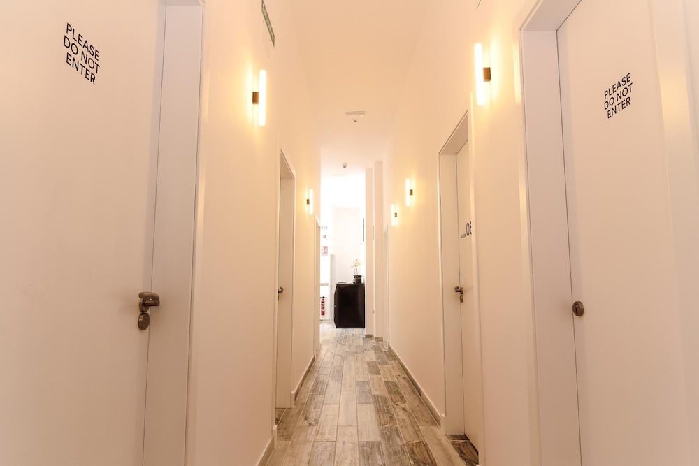 Фото The 8 Rooms House