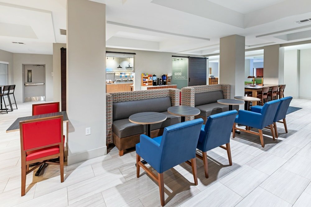 Фото Holiday Inn Express & Suites West, an Ihg Hotel