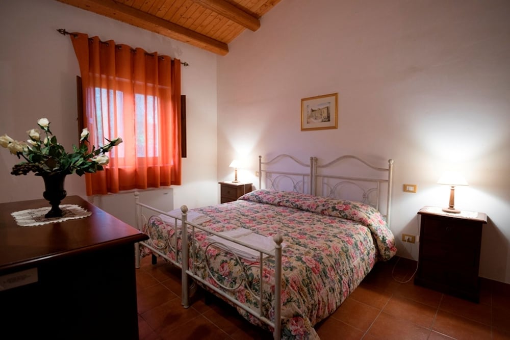 Фото Agriturismo Borgo degli Ulivi