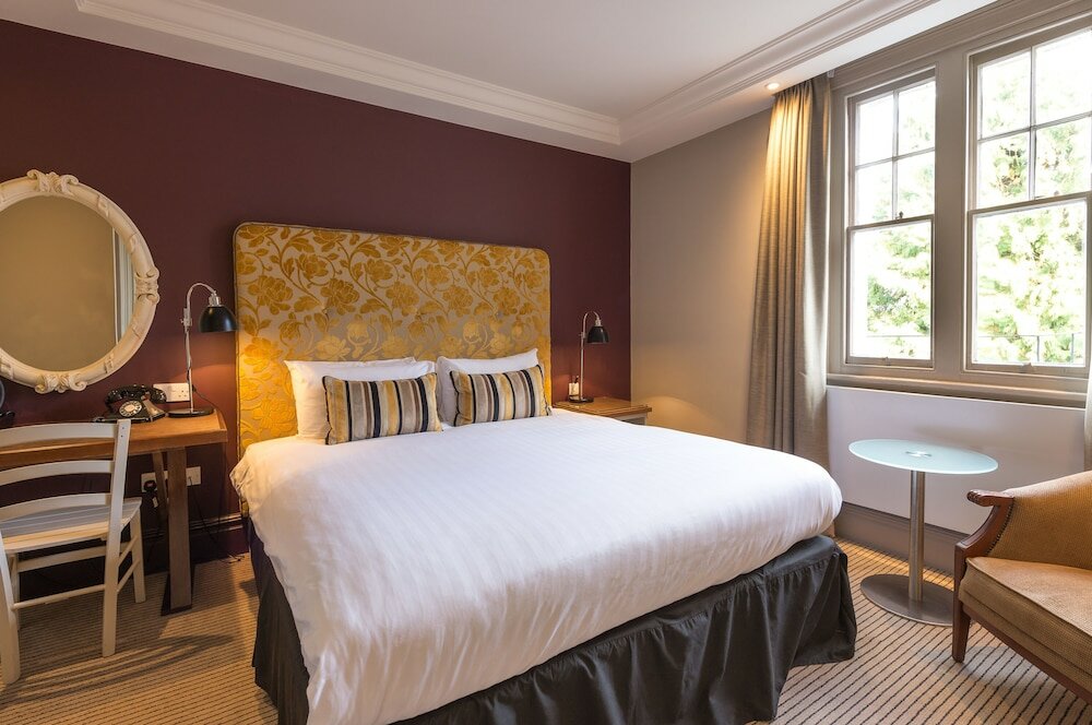 Фото The Crown Manor House Hotel