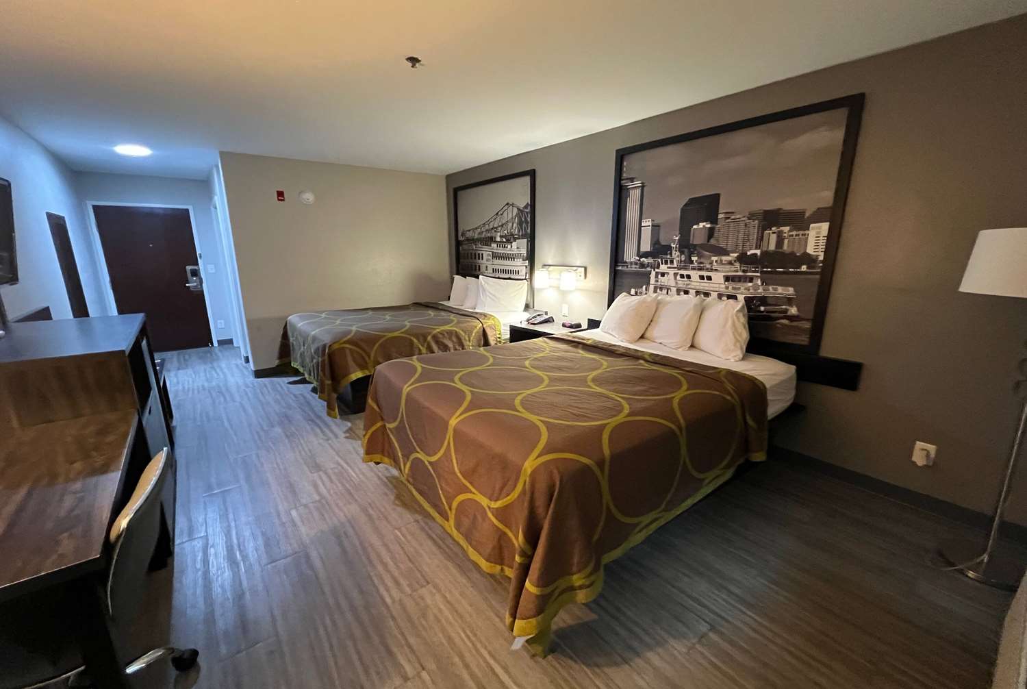 Фото Super 8 by Wyndham Lake Charles/Sulphur