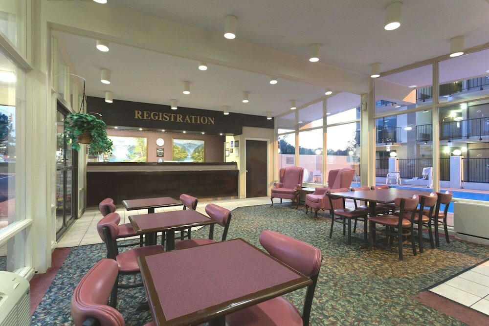 Фото Days Inn by Wyndham Raleigh Downtown South