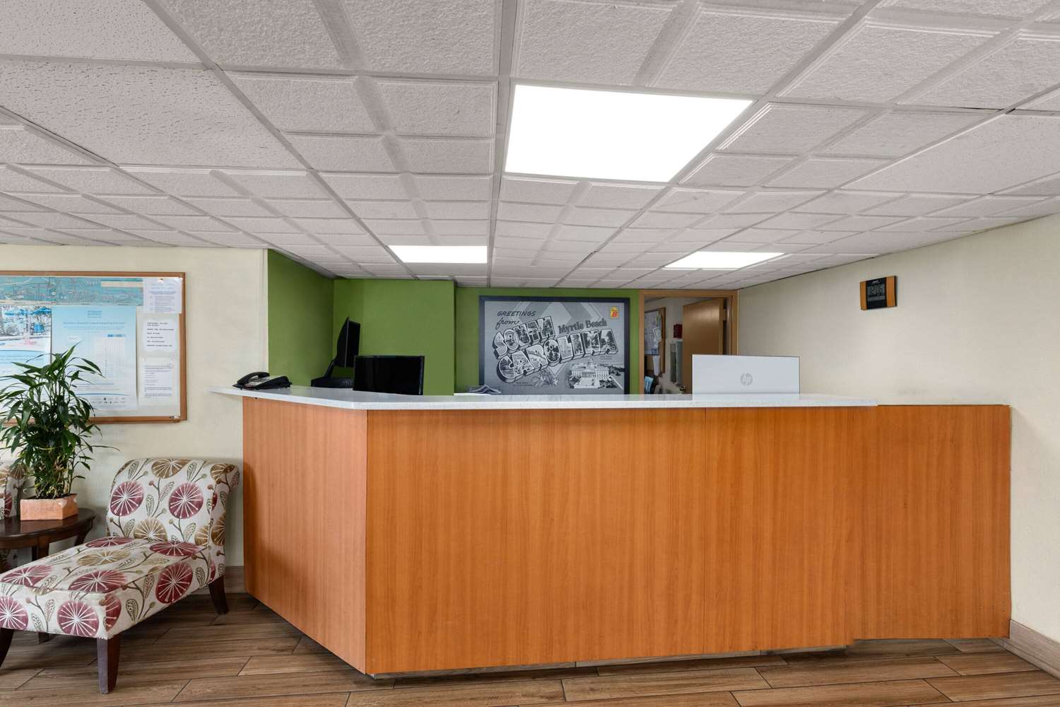 Фото Super 8 by Wyndham Myrtle Beach/Market Common Area