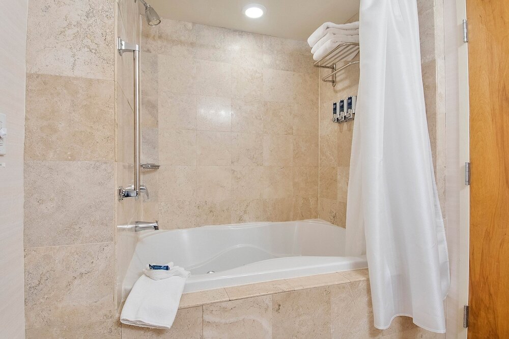 Фото Four Points by Sheraton Melville Long Island