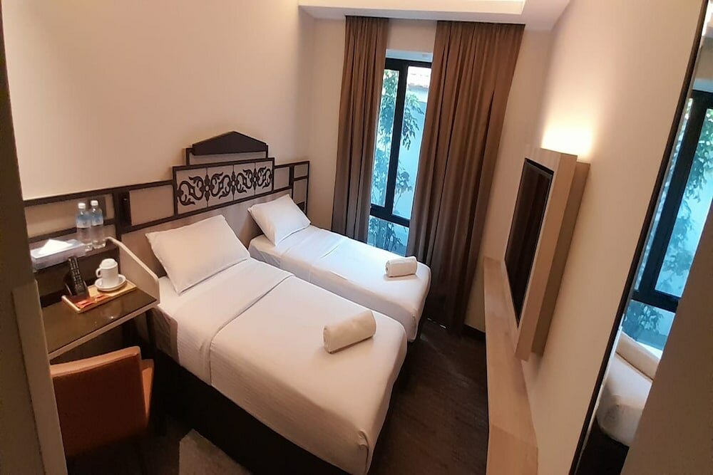 Фото Lion Peak Hotel Hamilton