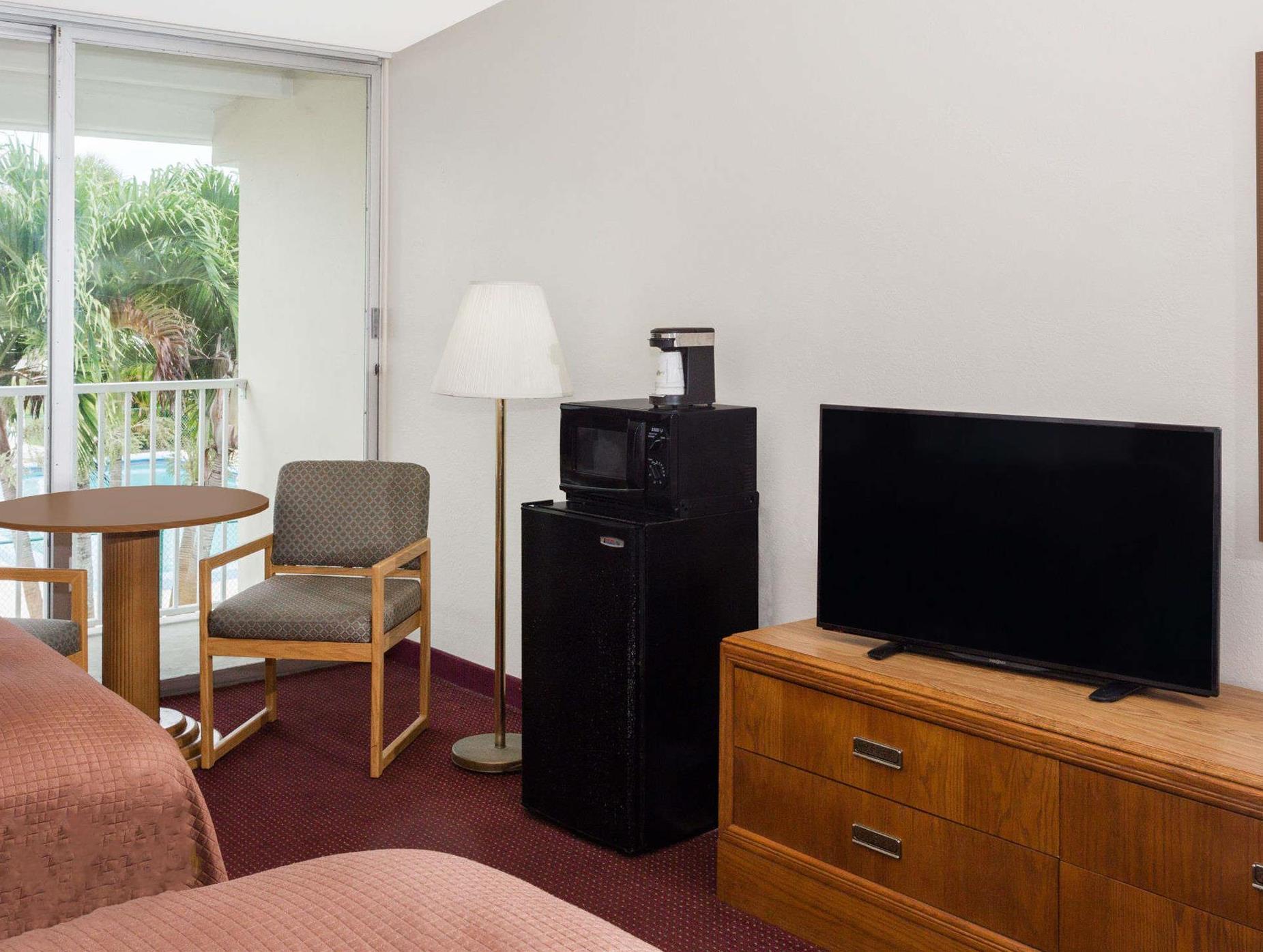 Фото Howard Johnson by Wyndham Vero Beach Downtown